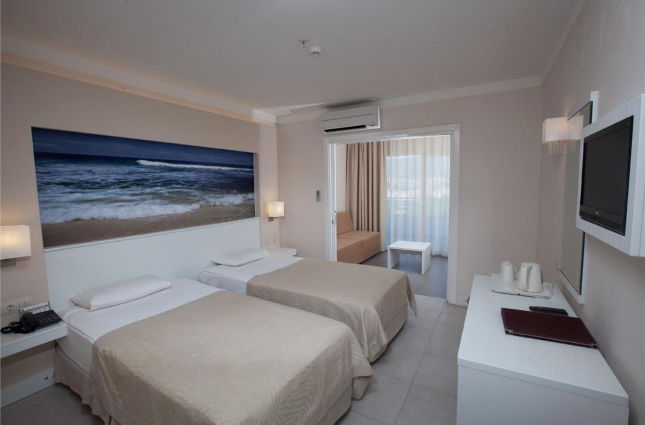 Batihan Beach Resort & Spa 쿠사다시 외부 사진