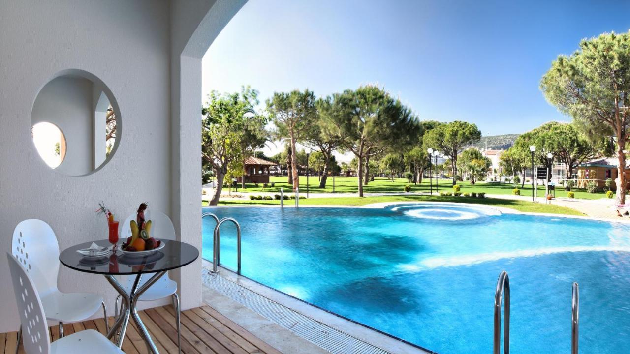 Batihan Beach Resort & Spa 쿠사다시 외부 사진