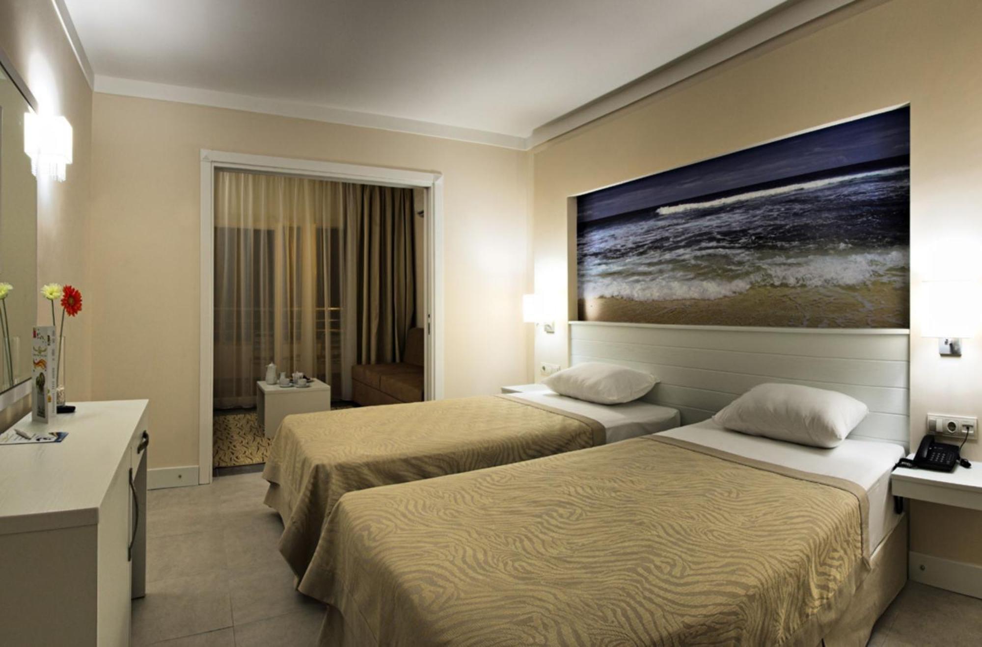 Batihan Beach Resort & Spa 쿠사다시 외부 사진