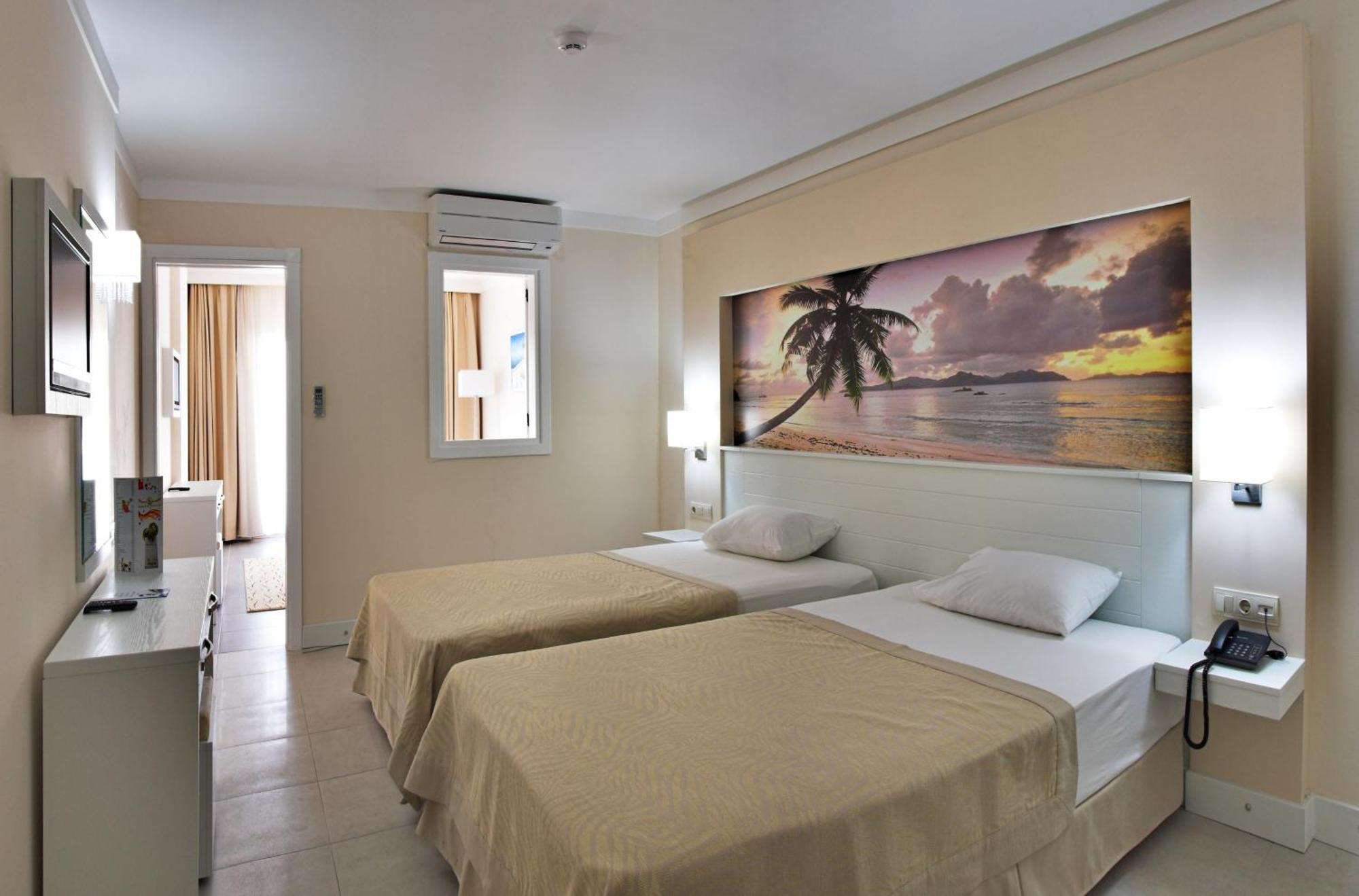 Batihan Beach Resort & Spa 쿠사다시 외부 사진