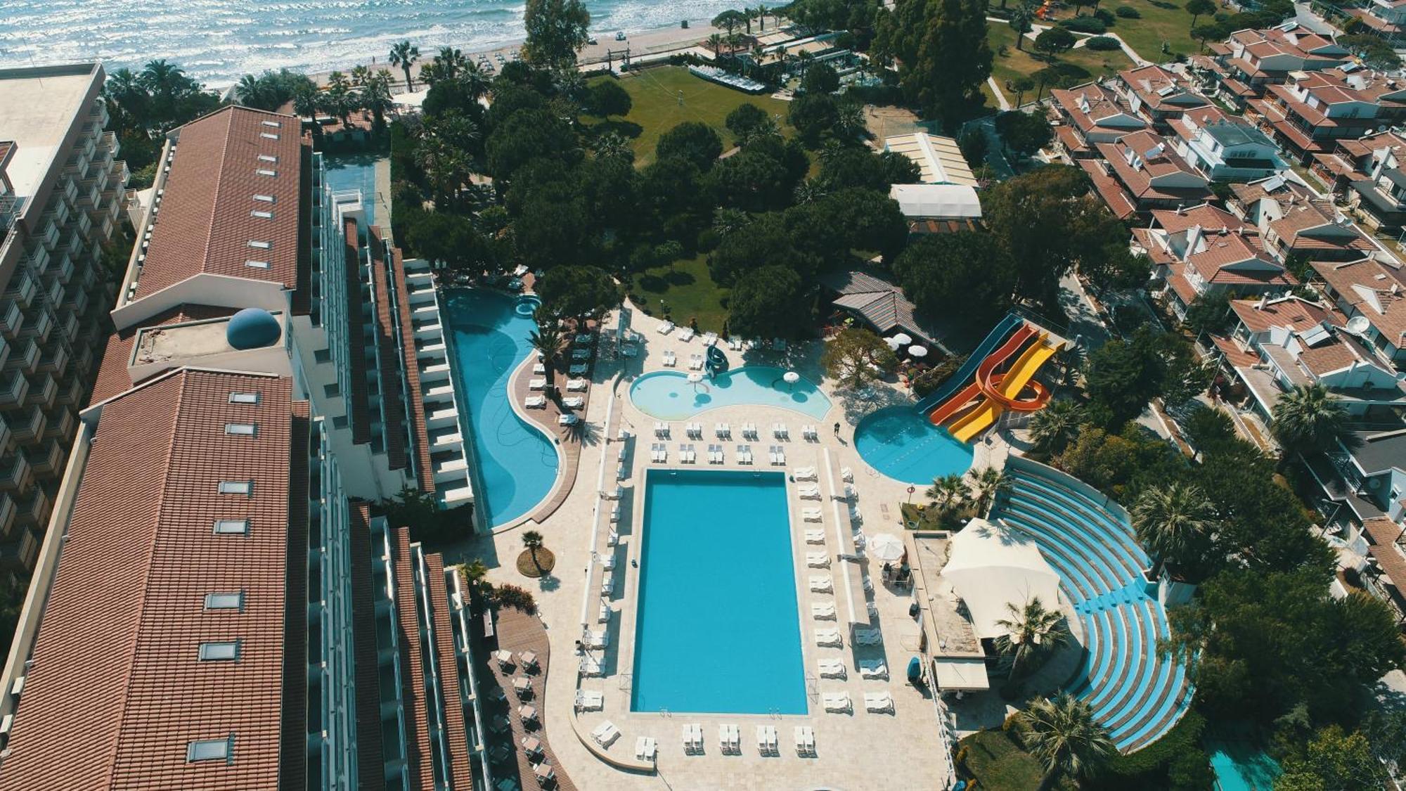 Batihan Beach Resort & Spa 쿠사다시 외부 사진