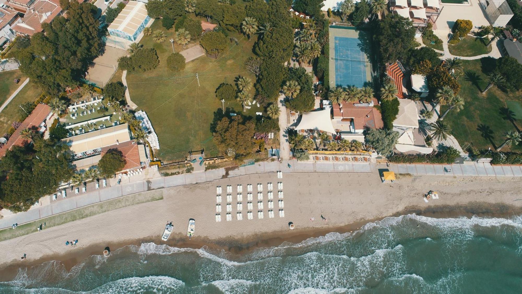 Batihan Beach Resort & Spa 쿠사다시 외부 사진