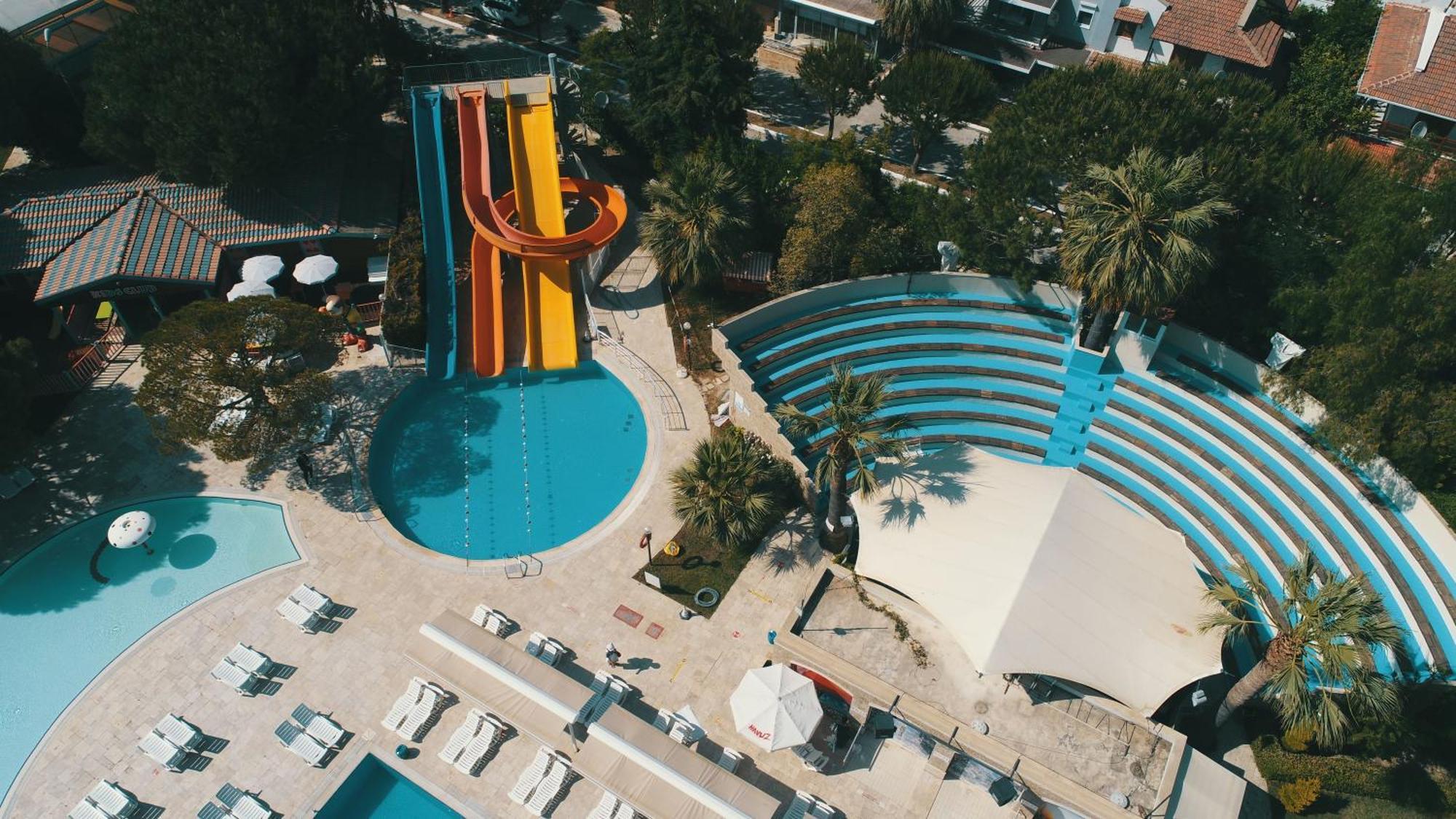 Batihan Beach Resort & Spa 쿠사다시 외부 사진