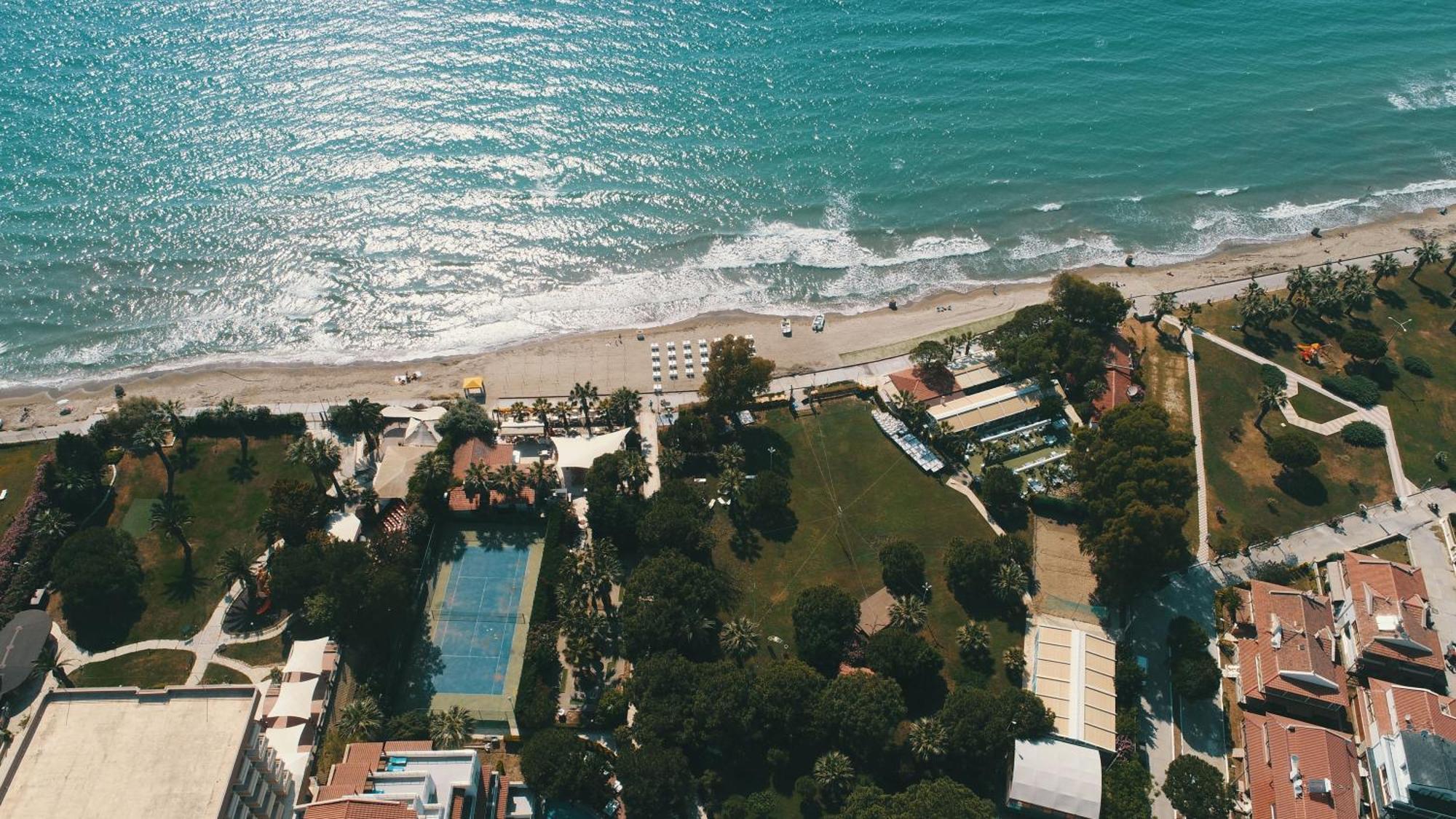Batihan Beach Resort & Spa 쿠사다시 외부 사진