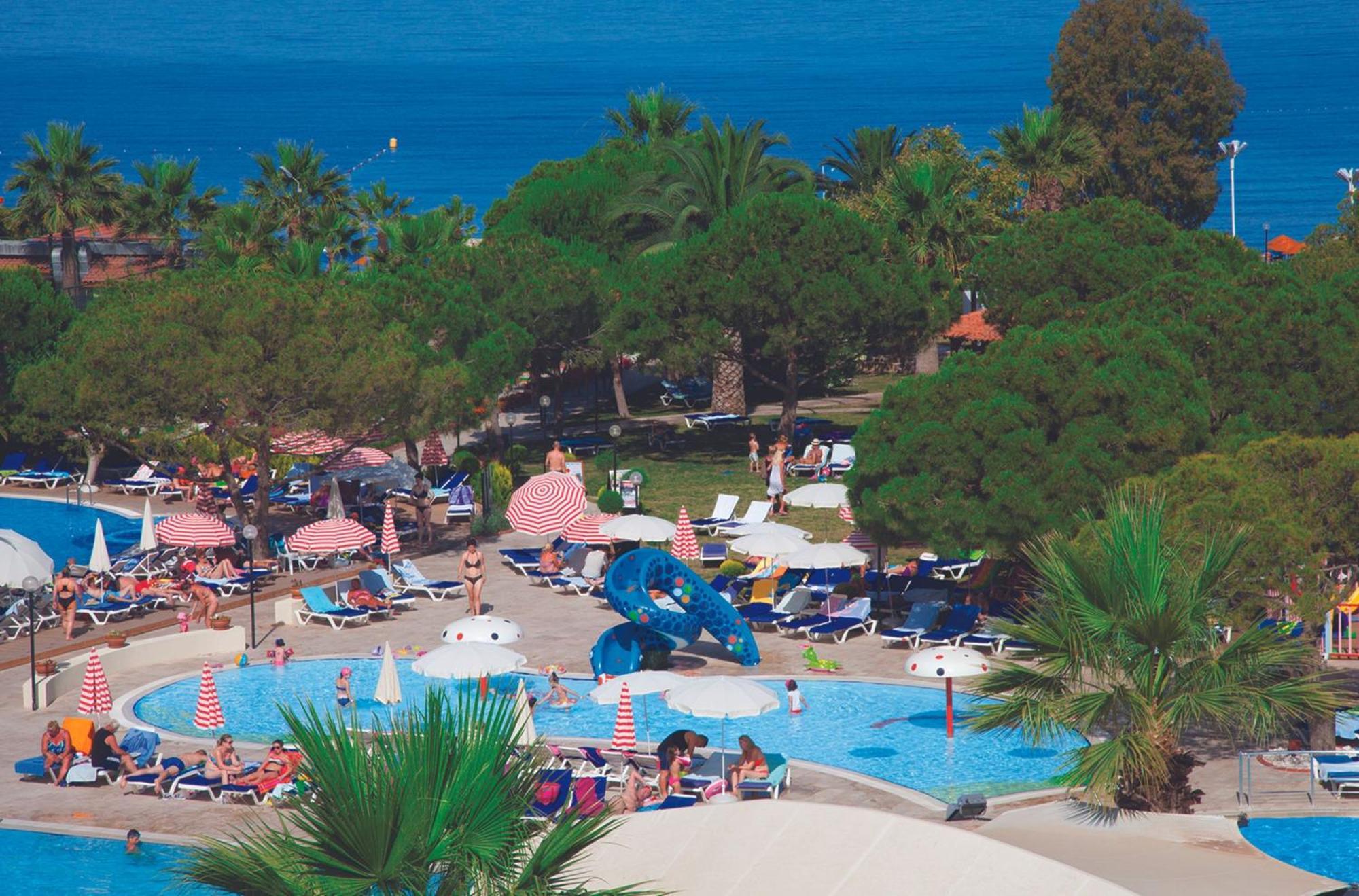 Batihan Beach Resort & Spa 쿠사다시 외부 사진