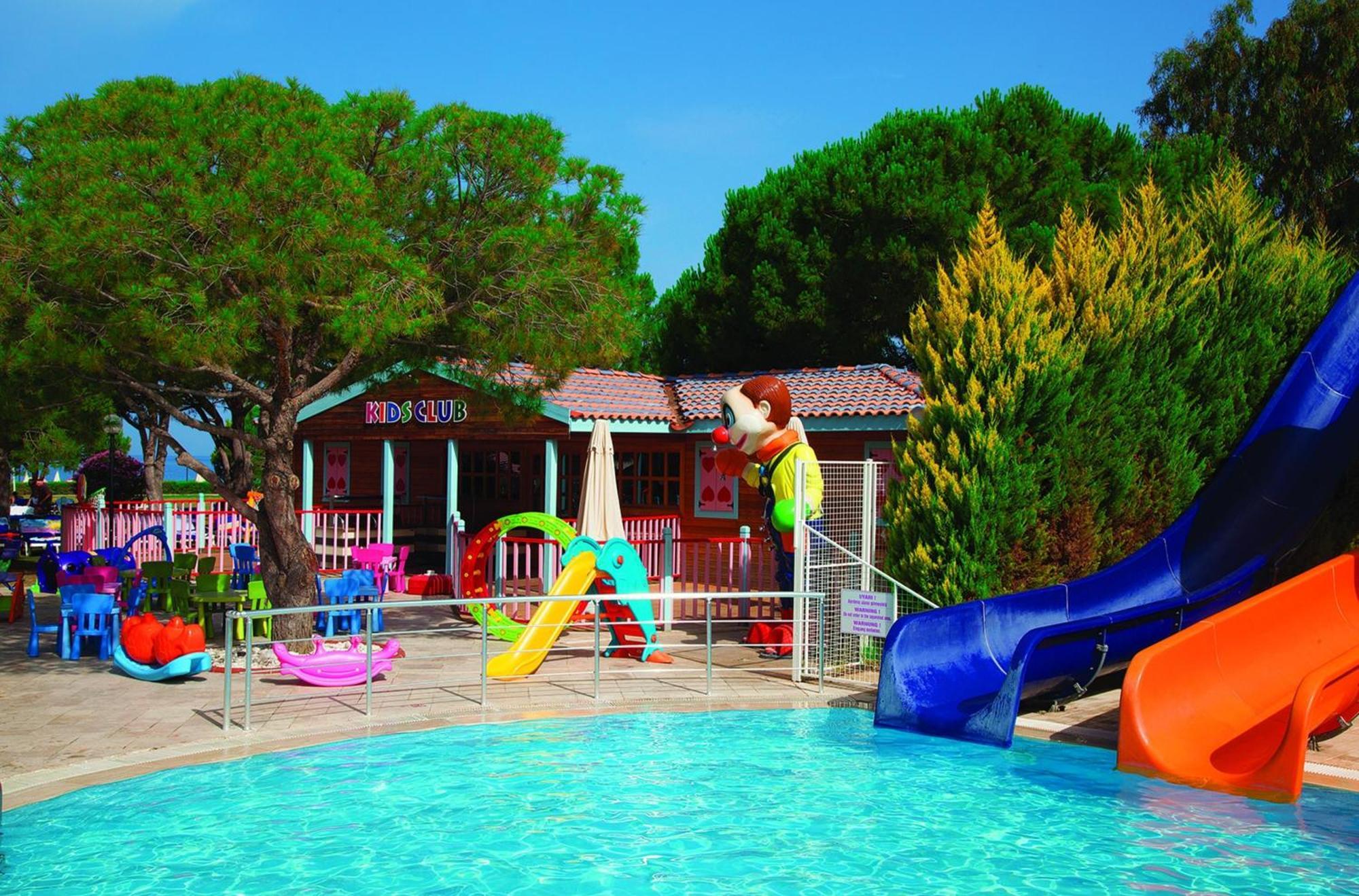 Batihan Beach Resort & Spa 쿠사다시 외부 사진