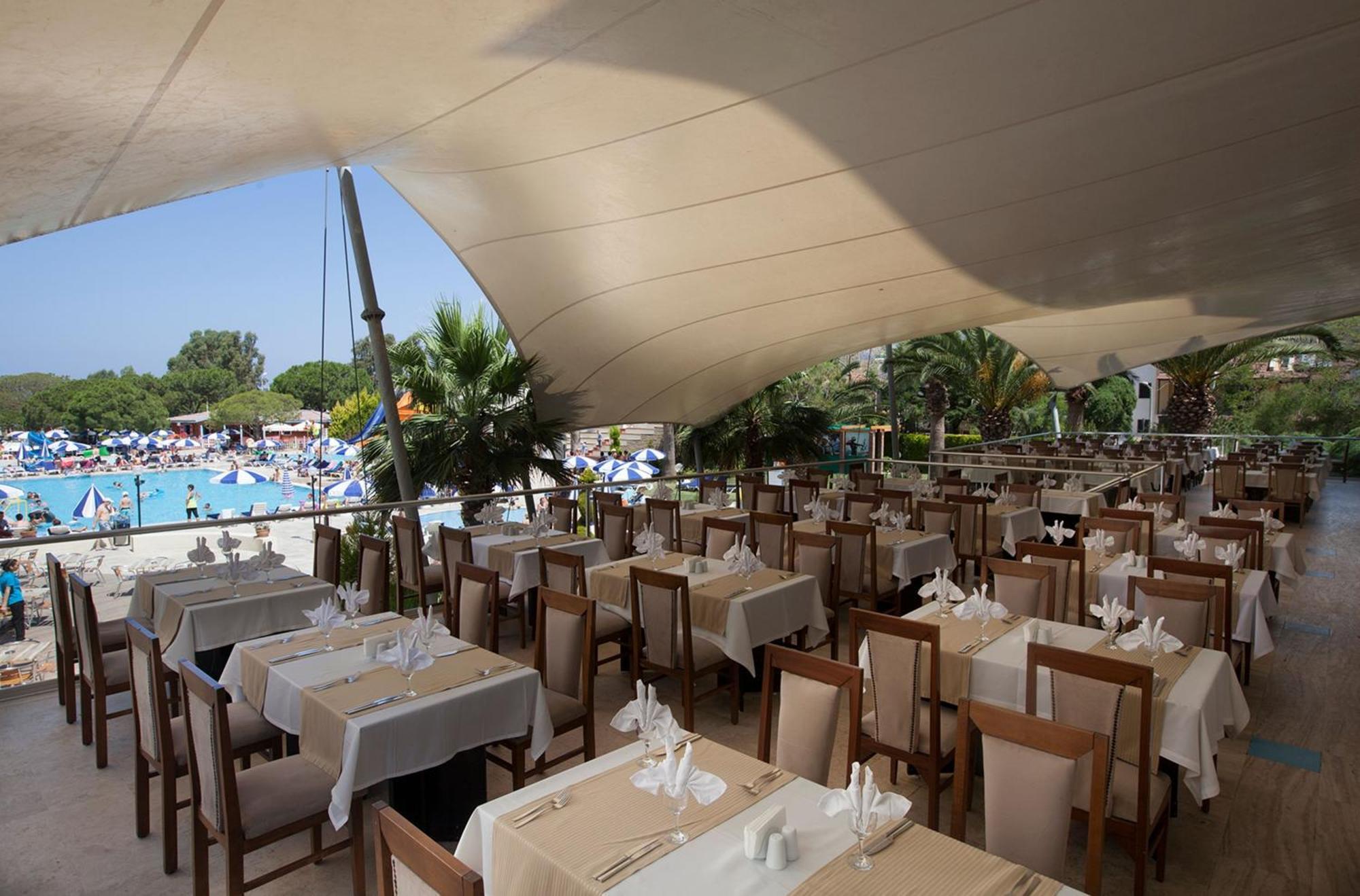 Batihan Beach Resort & Spa 쿠사다시 외부 사진