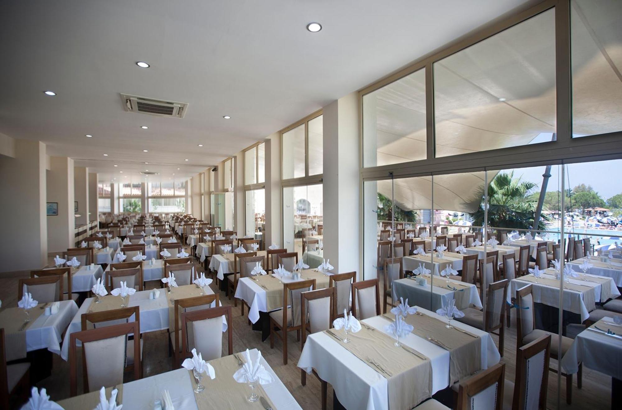 Batihan Beach Resort & Spa 쿠사다시 외부 사진