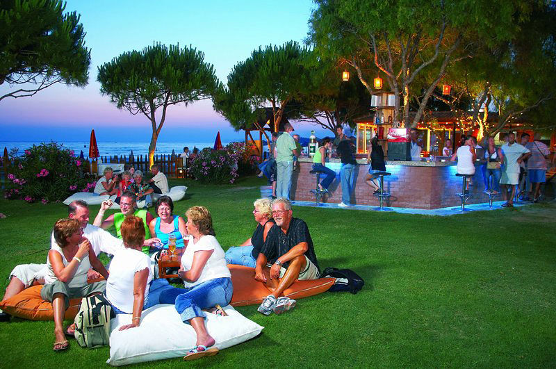 Batihan Beach Resort & Spa 쿠사다시 외부 사진
